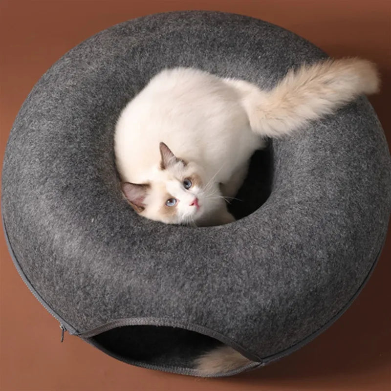 Multifunktionel katteseng og tunnel-legetøj. Donut-formet med indgang til timevis af hygge og sjov.