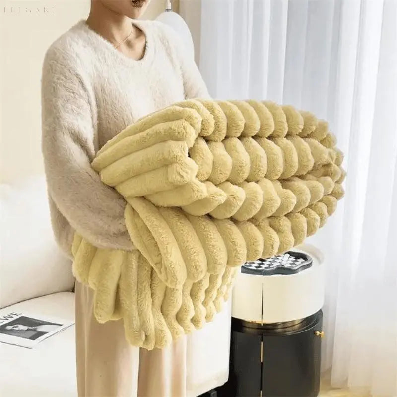 Hjemmehygge med dette bløde fleecetæppe, perfekt som sofatæppe til hele familien.