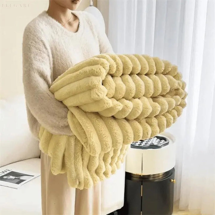 Hjemmehygge med dette bløde fleecetæppe, perfekt som sofatæppe til hele familien.