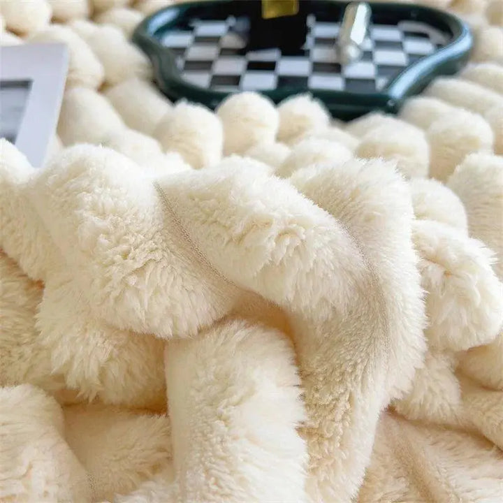 Stilrent fleecetæppe, der tilføjer komfort og hygge til din sofa eller seng.