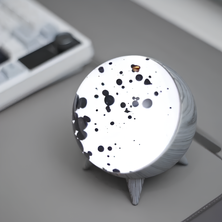 Hypnotiserende, musikreaktivt Ferrofluid Display med sort væske i bevægelse til stilfuld lysdekoration