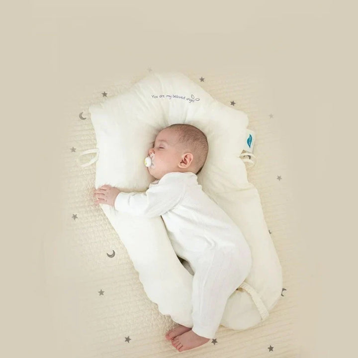 Allergivenlig babyhovedpude, blød og åndbar, giver ergonomisk støtte for sund søvn.