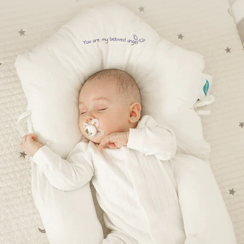 Allergivenlig babyhovedpude, blød og åndbar, giver ergonomisk støtte for sund søvn.