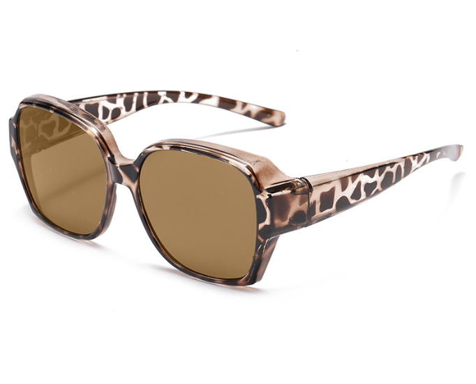 Moderne oversized solbriller til kvinder, ideelle til sommerdage og UV-beskyttelse.
