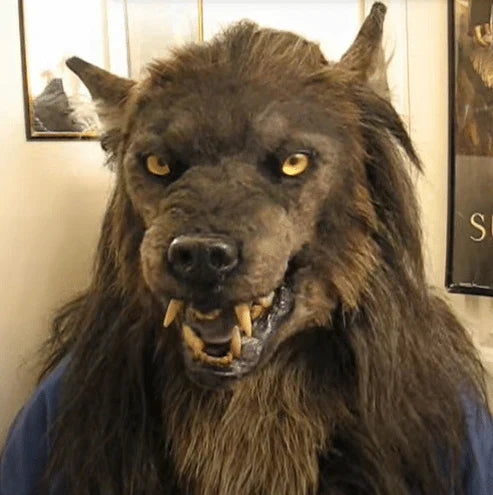 Imponerende ulvemaske med realistisk kunstpels, håndlavet af silikone, ideel til Halloween-kostumer og cosplay.
