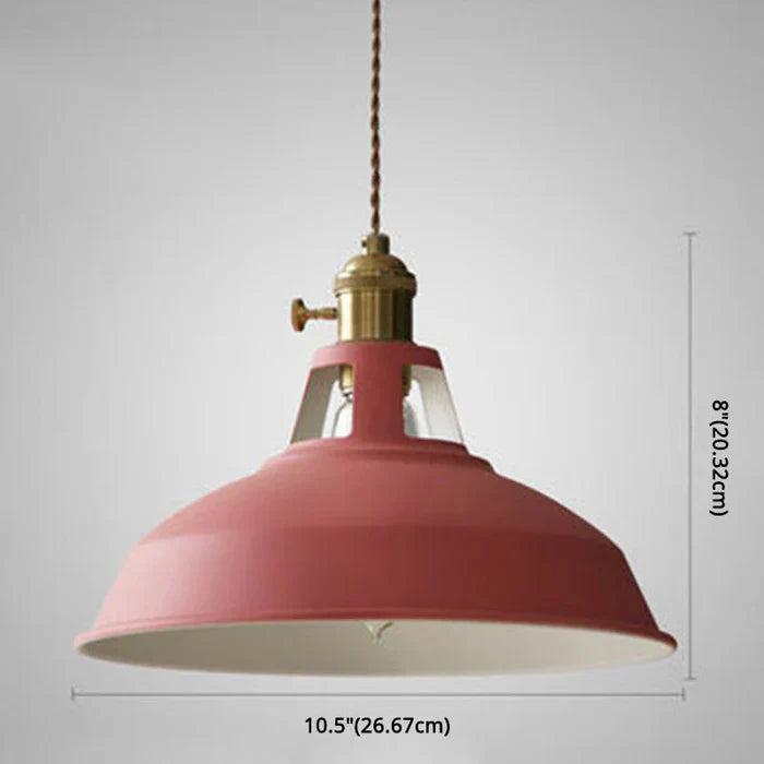 Industriel retro pendellampe i metal i grå, frontvisning, alsidig til spisestuen, robust og dekorativ.