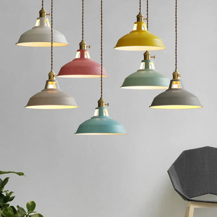 Industriel retro pendellampe i metal i grå, frontvisning, alsidig til spisestuen, robust og dekorativ.