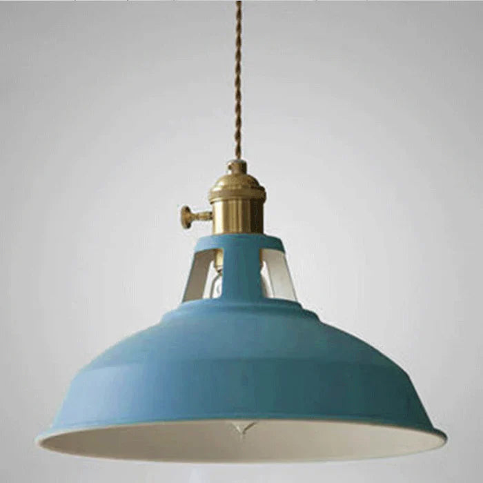Industriel retro pendellampe i metal i grå, frontvisning, alsidig til spisestuen, robust og dekorativ.