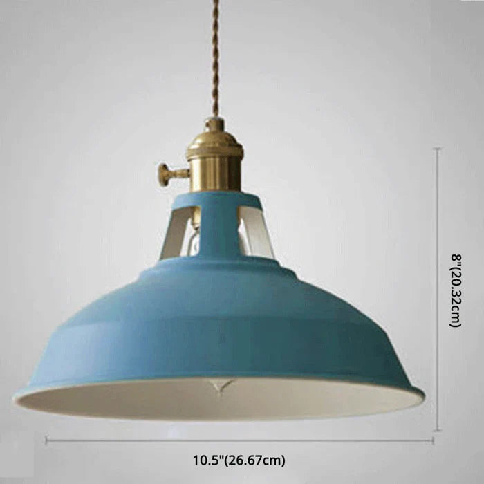 Industriel retro pendellampe i metal i grå, frontvisning, alsidig til spisestuen, robust og dekorativ.
