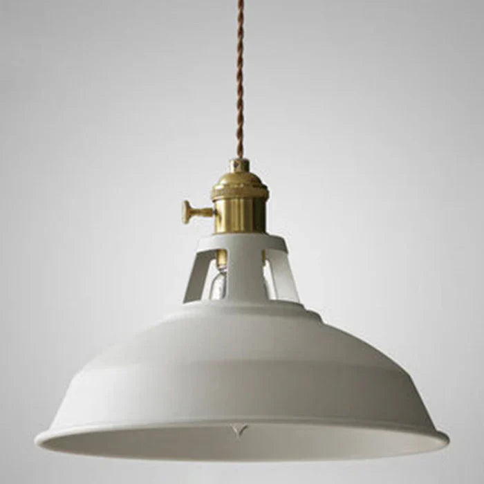 Industriel retro pendellampe i metal i grå, frontvisning, alsidig til spisestuen, robust og dekorativ.