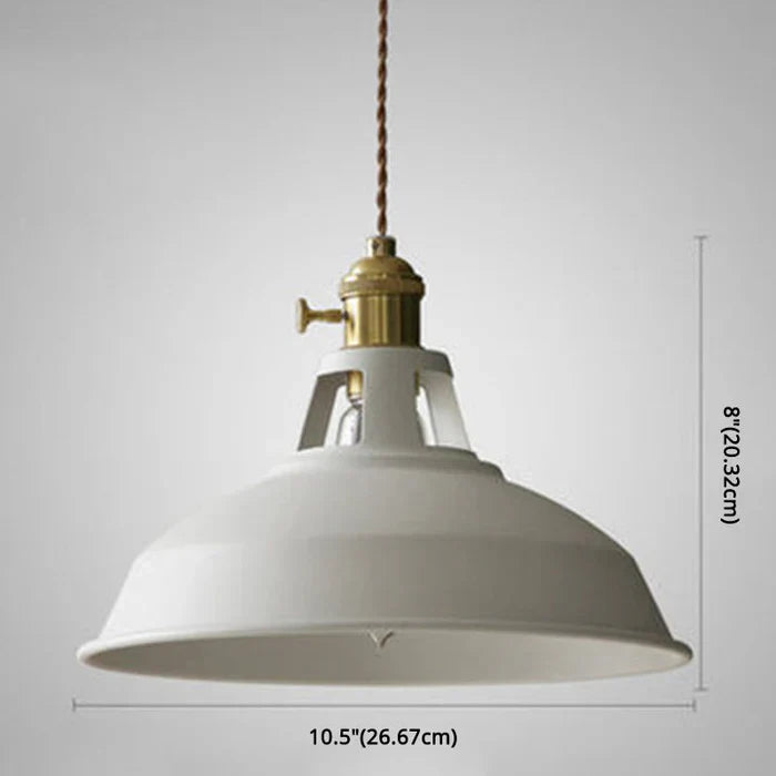 Industriel retro pendellampe i metal i grå, frontvisning, alsidig til spisestuen, robust og dekorativ.