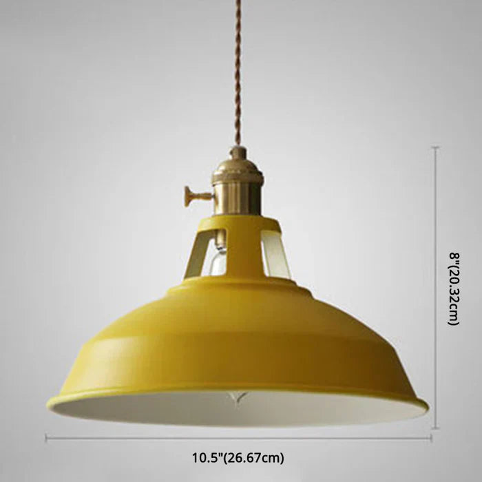 Industriel retro pendellampe i metal i grå, frontvisning, alsidig til spisestuen, robust og dekorativ.