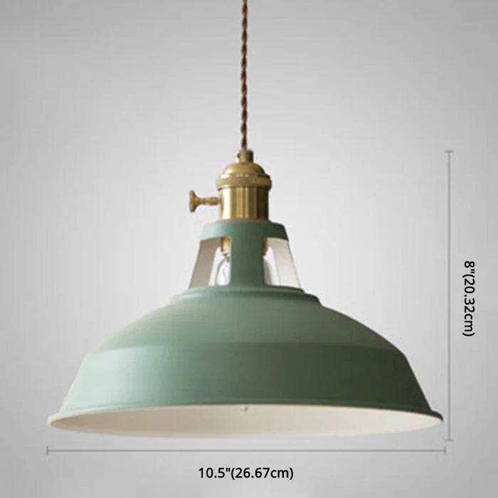 Industriel retro pendellampe i metal i grå, frontvisning, alsidig til spisestuen, robust og dekorativ.