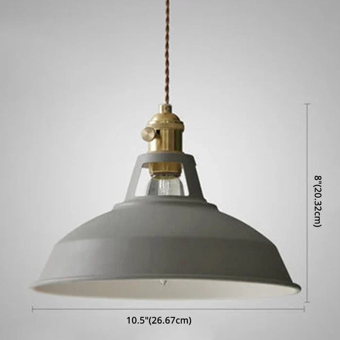 Industriel retro pendellampe i metal i grå, frontvisning, alsidig til spisestuen, robust og dekorativ.