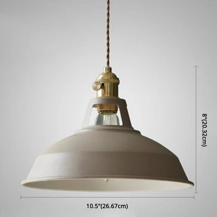 Industriel retro pendellampe i metal i grå, frontvisning, alsidig til spisestuen, robust og dekorativ.