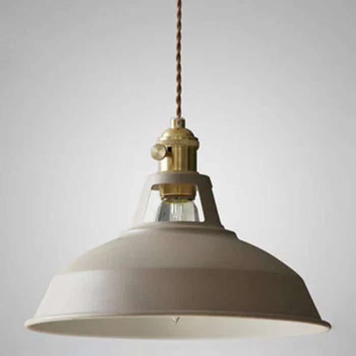 Industriel retro pendellampe i metal i grå, frontvisning, alsidig til spisestuen, robust og dekorativ.