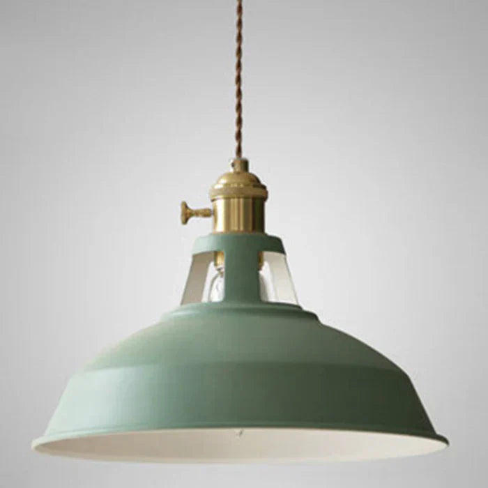 Industriel retro pendellampe i metal i grå, frontvisning, alsidig til spisestuen, robust og dekorativ.