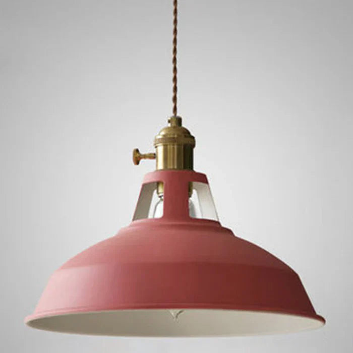 Industriel retro pendellampe i metal i grå, frontvisning, alsidig til spisestuen, robust og dekorativ.