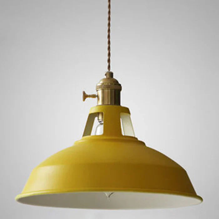 Industriel retro pendellampe i metal i grå, frontvisning, alsidig til spisestuen, robust og dekorativ.