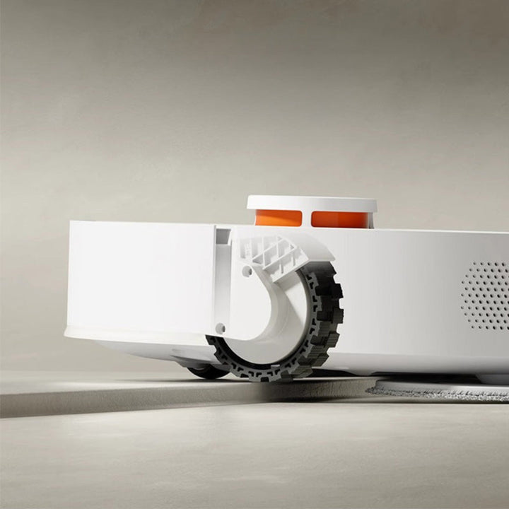 Automatisk 3-i-1 robotstøvsuger vender tilbage til ladestation. Nem rengøring i dit smart home.