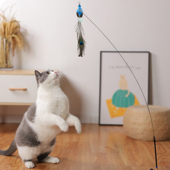 Interaktivt kattelegetøj med farverige fjer i realistisk fugledesign, der simulerer uforudsigelige bevægelser for katte.