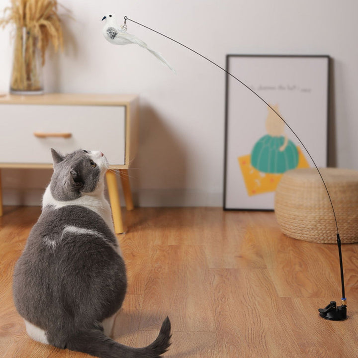 Interaktivt kattelegetøj med farverige fjer i realistisk fugledesign, der simulerer uforudsigelige bevægelser for katte.