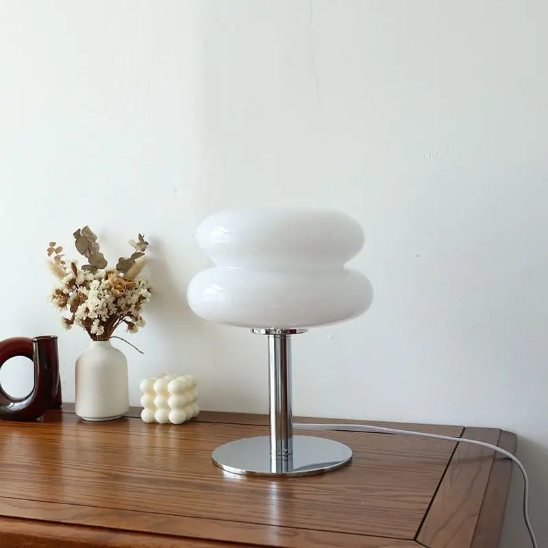 Italiensk Bauhaus bordlampe i gul, retrostil, elegant design, dæmpbar belysning, perfekt til stuen.