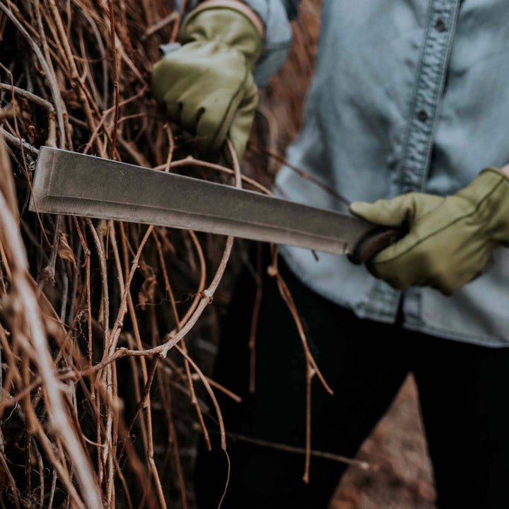 Robust nata økse til outdoor og bushcraft, leveres med praktisk skede.