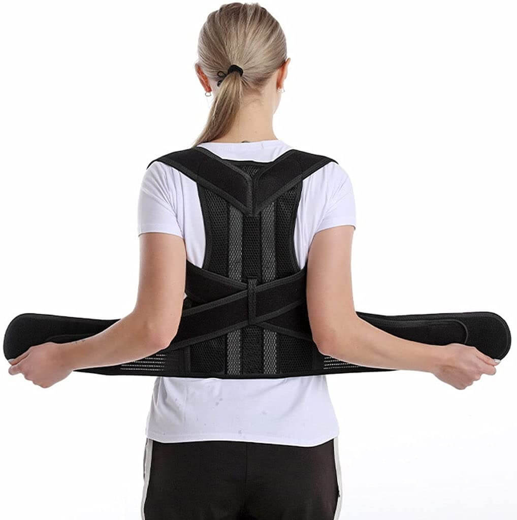 Person med sort holdningskorrektor på ryggen, der viser ergonomisk skulderstøtte og justerbare stropper.