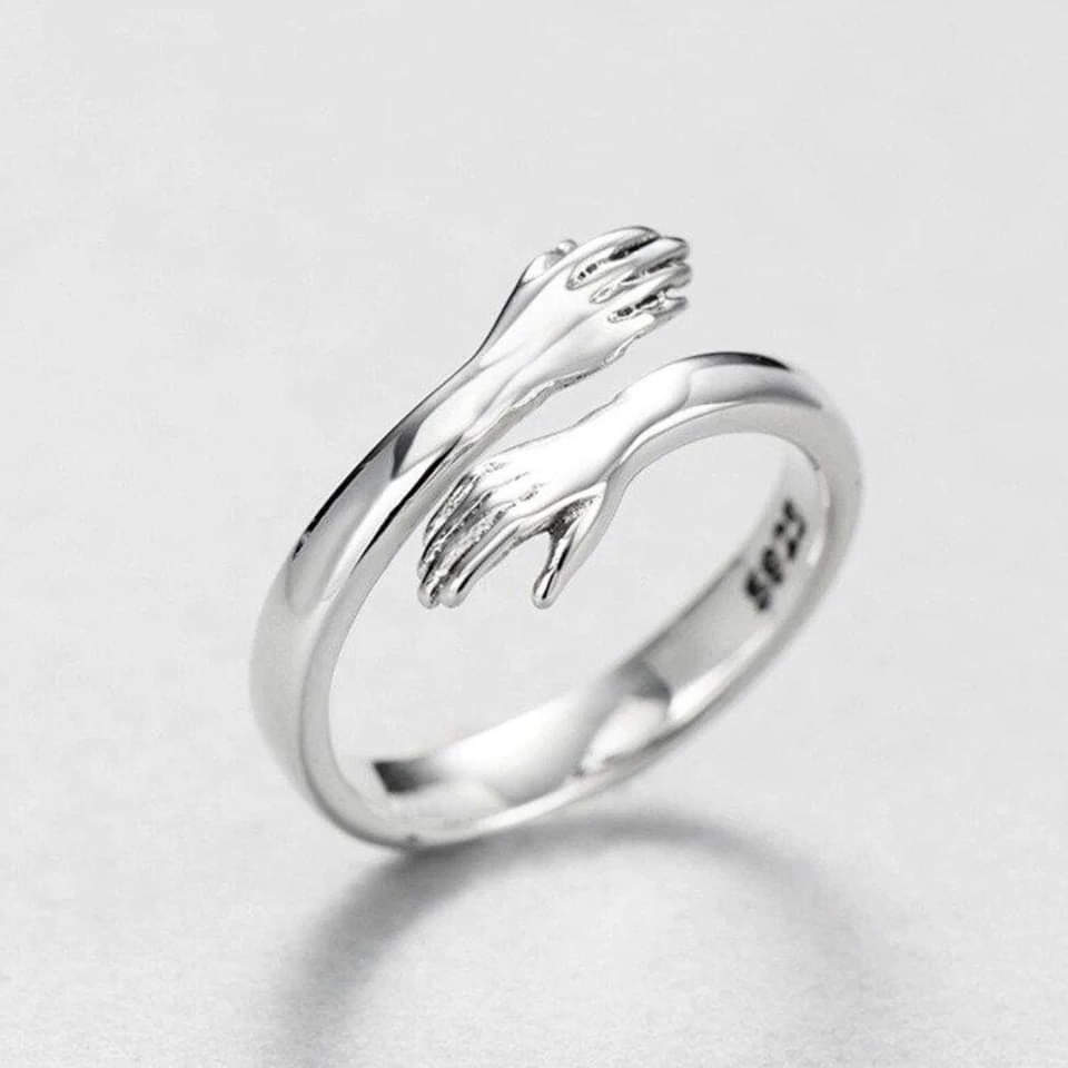 Elegant sølvfarvet krammering i justerbart design. Smykke til mænd og kvinder, ideel som gave eller personligt smykke.