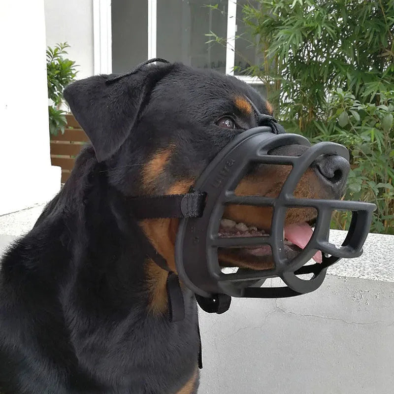Fleksibel hundemundkurv af silikone med justerbar rem for bid- og tyggebeskyttelse. Ideel til gåture.