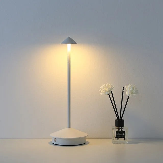Trådløs, dæmpbar LED Spikelight, vejrbestandig, elegant design, ideel til indendørs og udendørs belysning, USB-opladelig.