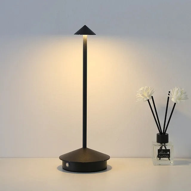Trådløs, dæmpbar LED Spikelight, vejrbestandig, elegant design, ideel til indendørs og udendørs belysning, USB-opladelig.