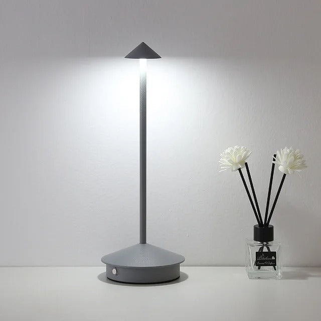 Trådløs, dæmpbar LED Spikelight, vejrbestandig, elegant design, ideel til indendørs og udendørs belysning, USB-opladelig.