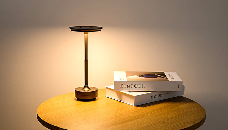 Trådløs, dæmpbar luksuriøs LED-bordlampe i aluminium med moderne design, ideel til elegant rumbelysning.