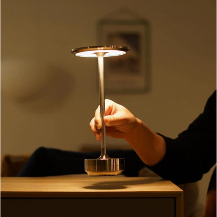 Trådløs, dæmpbar luksuriøs LED-bordlampe i aluminium med moderne design, ideel til elegant rumbelysning.