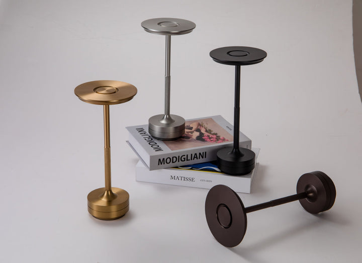 Trådløs, dæmpbar luksuriøs LED-bordlampe i aluminium med moderne design, ideel til elegant rumbelysning.
