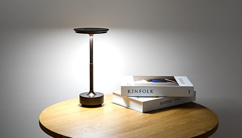 Trådløs, dæmpbar luksuriøs LED-bordlampe i aluminium med moderne design, ideel til elegant rumbelysning.