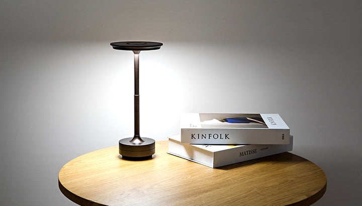 Trådløs, dæmpbar luksuriøs LED-bordlampe i aluminium med moderne design, ideel til elegant rumbelysning.