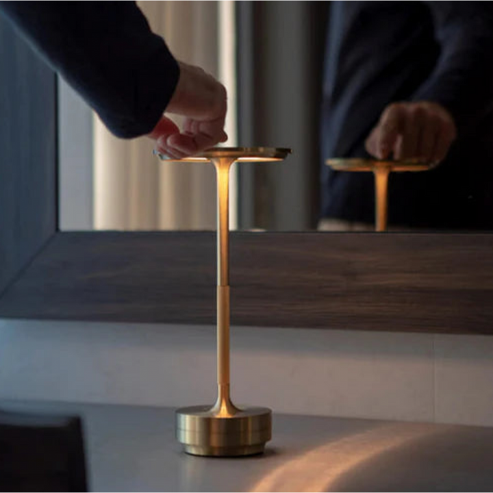 Trådløs, dæmpbar luksuriøs LED-bordlampe i aluminium med moderne design, ideel til elegant rumbelysning.