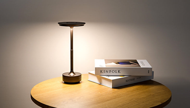 Trådløs, dæmpbar luksuriøs LED-bordlampe i aluminium med moderne design, ideel til elegant rumbelysning.