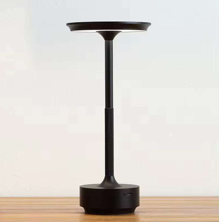 Trådløs, dæmpbar luksuriøs LED-bordlampe i aluminium med moderne design, ideel til elegant rumbelysning.