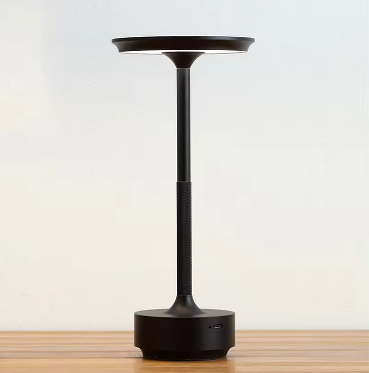 Trådløs, dæmpbar luksuriøs LED-bordlampe i aluminium med moderne design, ideel til elegant rumbelysning.