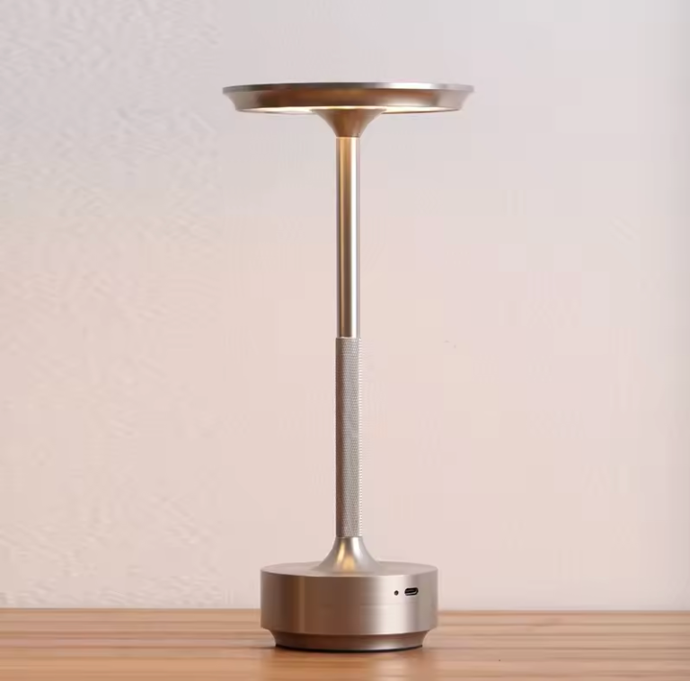 Trådløs, dæmpbar luksuriøs LED-bordlampe i aluminium med moderne design, ideel til elegant rumbelysning.
