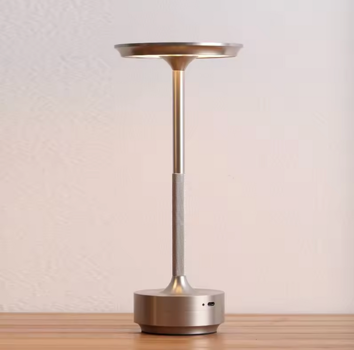 Trådløs, dæmpbar luksuriøs LED-bordlampe i aluminium med moderne design, ideel til elegant rumbelysning.