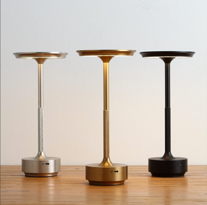 Trådløs, dæmpbar luksuriøs LED-bordlampe i aluminium med moderne design, ideel til elegant rumbelysning.