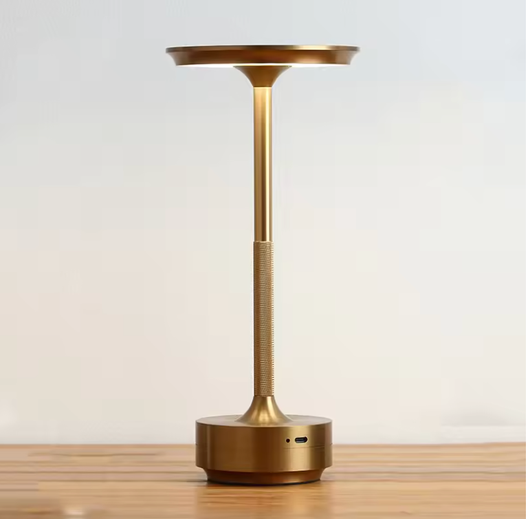 Trådløs, dæmpbar luksuriøs LED-bordlampe i aluminium med moderne design, ideel til elegant rumbelysning.