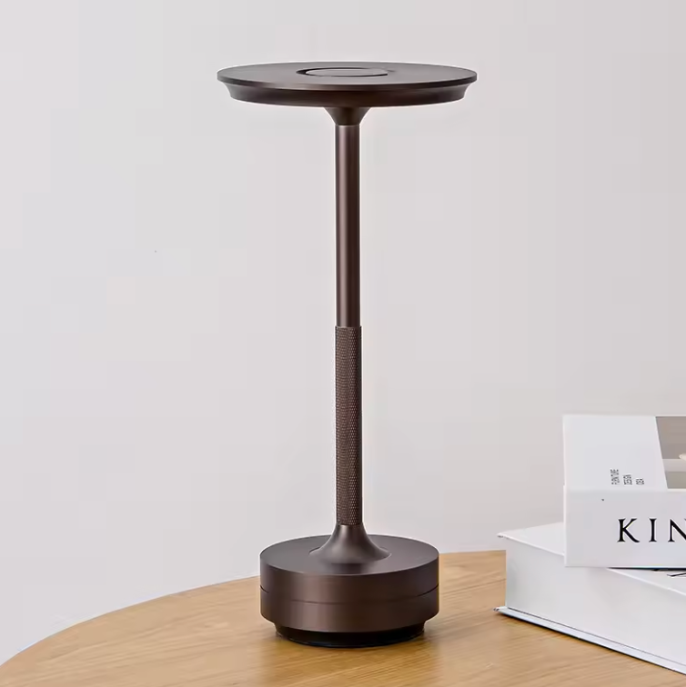 Trådløs, dæmpbar luksuriøs LED-bordlampe i aluminium med moderne design, ideel til elegant rumbelysning.
