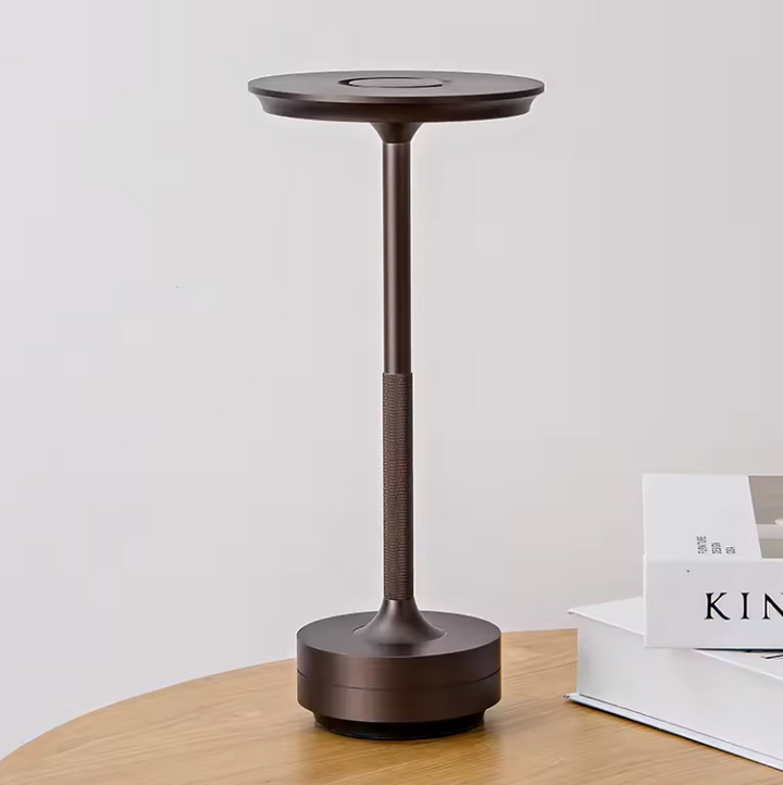 Trådløs, dæmpbar luksuriøs LED-bordlampe i aluminium med moderne design, ideel til elegant rumbelysning.