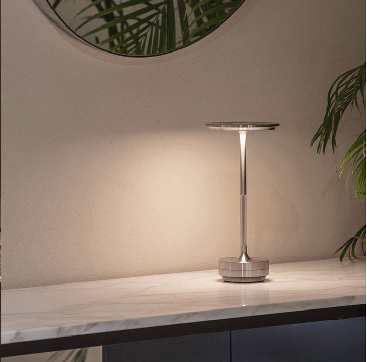 Trådløs, dæmpbar luksuriøs LED-bordlampe i aluminium med moderne design, ideel til elegant rumbelysning.